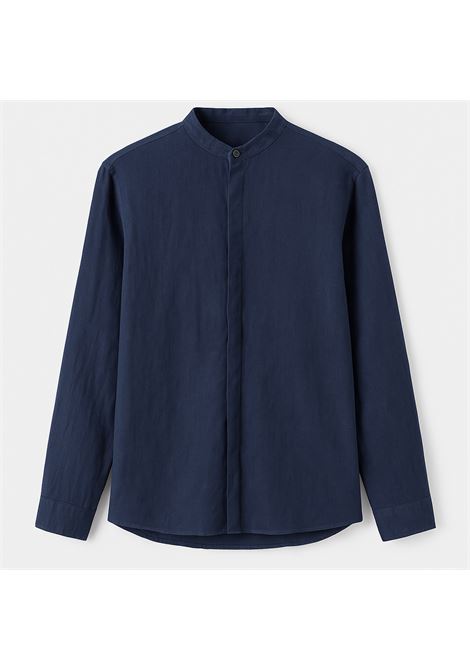Alpha Studio's AU-1461L 1001 shirt is made of midnight blue linen with long sleeves and a mandarin collar for a minimal, refined look perfect for summer. ALPHA STUDIO |  | AU-1461L1001
